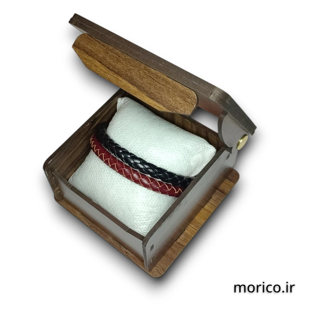 دستبند چرم قرمز مشکی کد 109 به همراه باکس