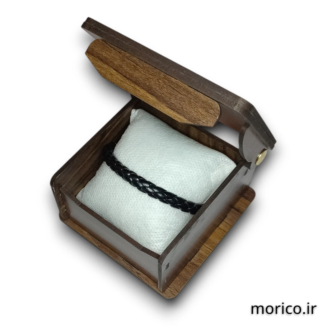 دستبند چرم مشکی کد 104 به همراه باکس